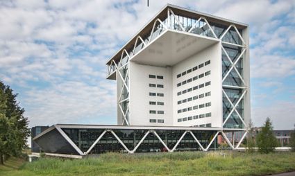 Gebouw aan de Zilverstraat in wijk Rokkeveen in Zoetermeer