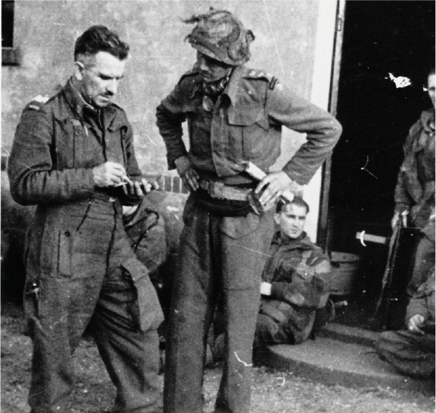 Sosabowski next to his headquarters on Molenstraat talking to Captain Wrottesley of the Household Cavalry who arrived with the Polish troops on September the 22nd.