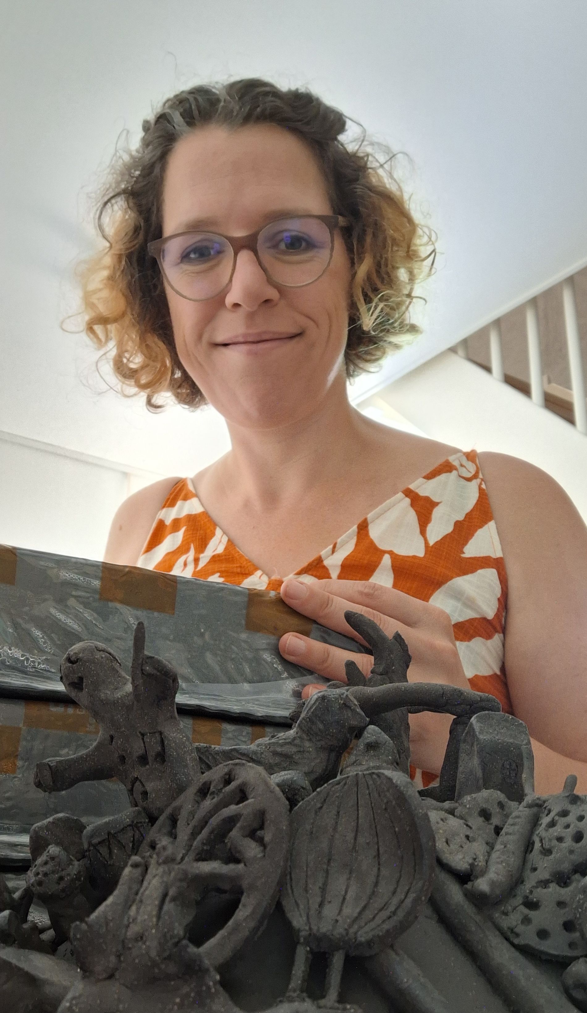 Kunstenares Petra Thoen ontvangt mensen in haar atelier voor het maken van hun eigen beeld over vrijheid