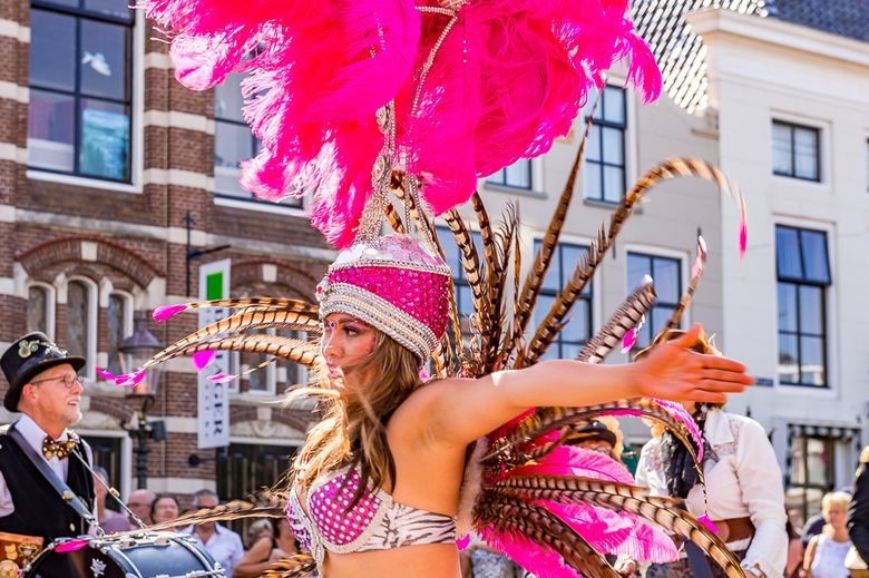 Braziliaanse sferen in Harlingen tijdens het Visserijdagen Sambafestival.