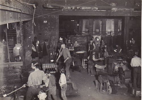 Aan het werk in de glasfabriek