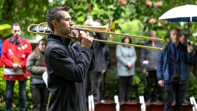 een koperblazer blaast het taptoe-signaal