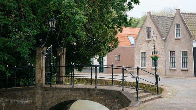 Kerkring met enkele huizen