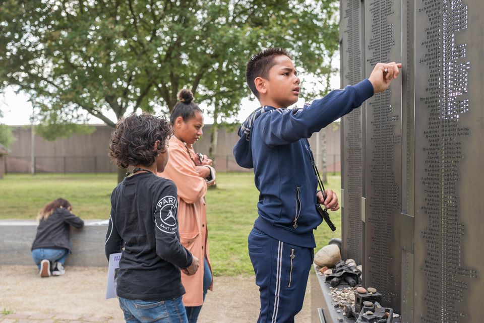 Jonge bezoekers bij kindergedenkteken met audiotour