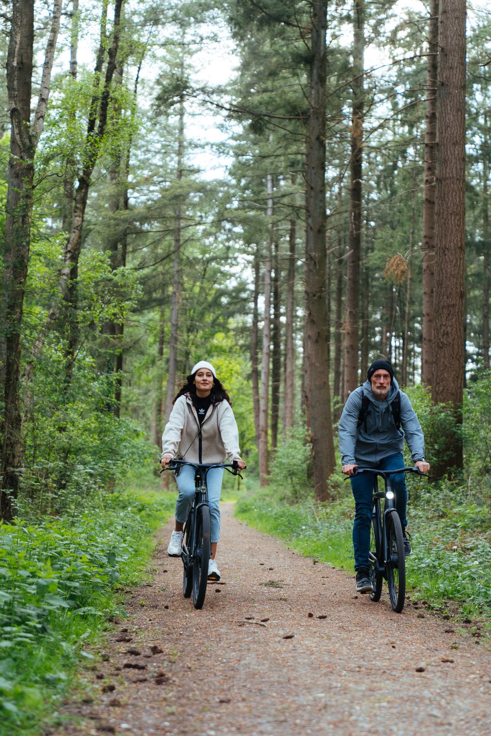 Twee fietsers in een bos