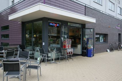 Terras van Snackpoint De Brink in Woerden met verse friet, snacks en ijs bij winkelcentrum Molenvliet.