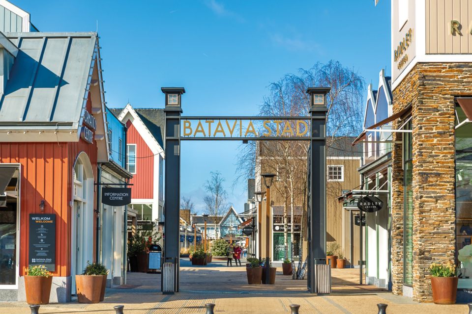 Hoofdingang Batavia Stad Fashion Outlet.