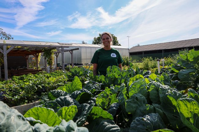 Vrouw in moestuin.