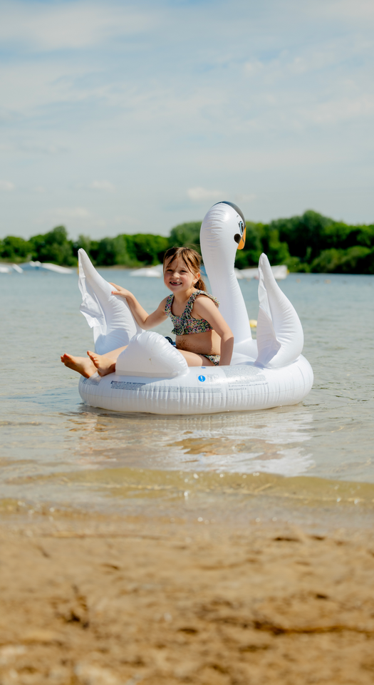 Meisje in zwemband in het water.