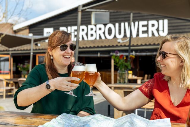 Vrouwen drinken bier op terras bij Bierbrouwerij Oijen