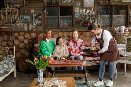Moeder met 2 kinderen genieten van streekproducten in de horeca in de gemeente Ede