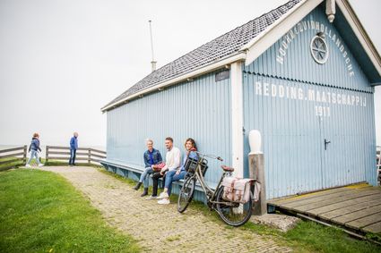 Mensen rusten uit bij het reddingshuisje in Hindeloopen
