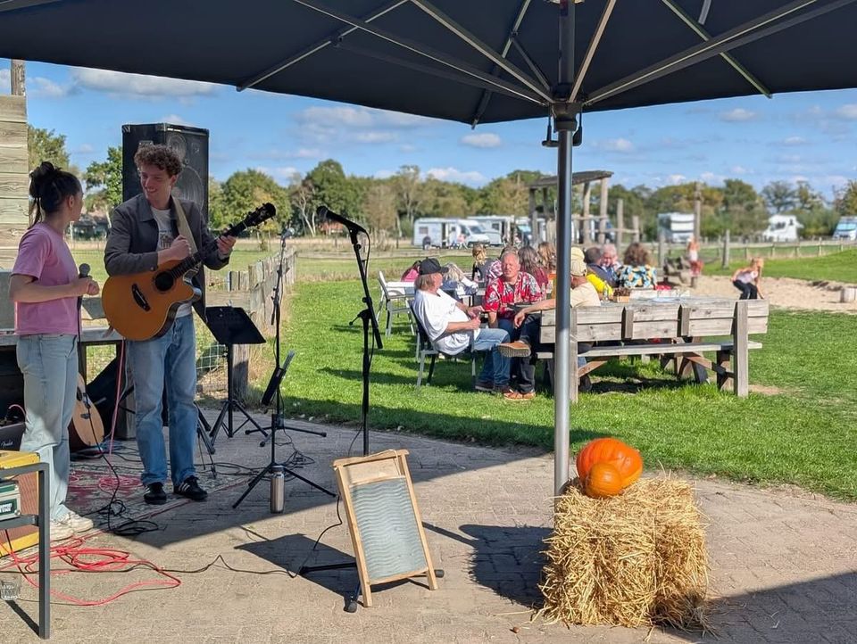 Zonnig terras van De Gerrithoeve met duo Lucas en Eva en gasten