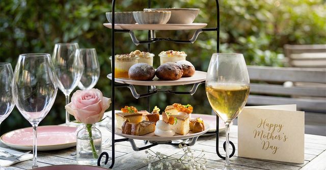 Etagere op tafel met luxe hapjes tijdens een High Tea