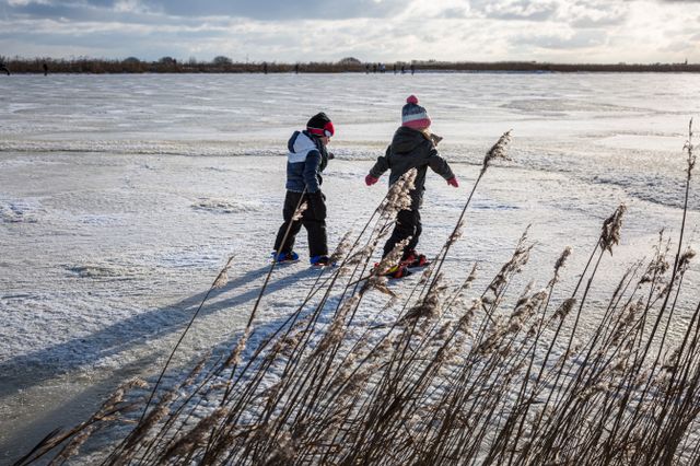 Twee kinderen die schaatsen op de Brekken in Sneek