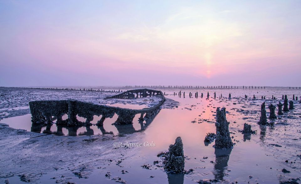 Wrak bij Wierum: de 60 jaar oude praam die je bij laag water kun zien