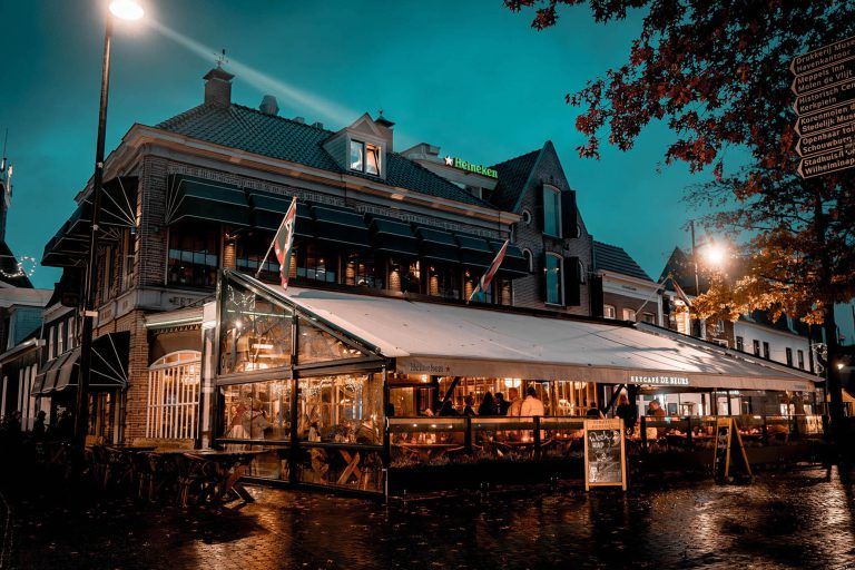 Die Terrasse und das Wintergarten von Eetcafé De Beurs