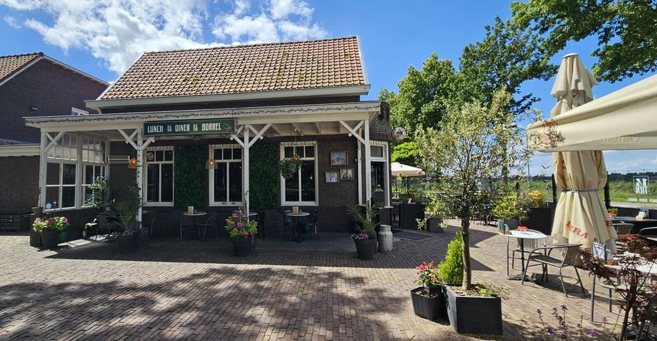 de buitenkant van 14tien met het terras voor het gebouw