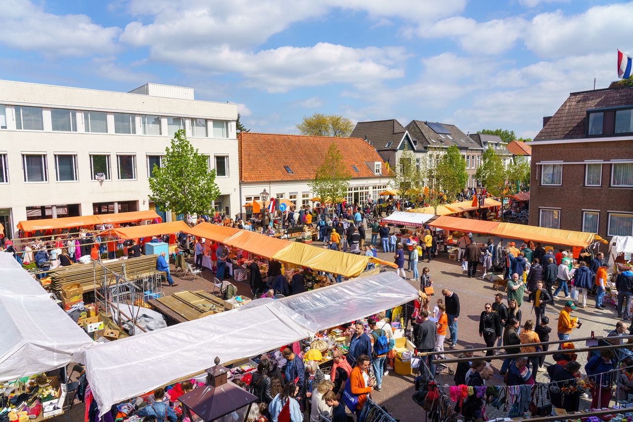 Vrijmarkt tijdens Koningsdag in het centrum van Vught