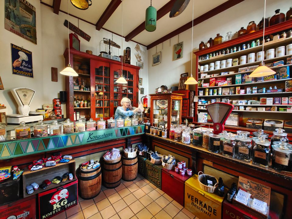 Binnen bij het Winkeltje Kouwenhoven in Delft