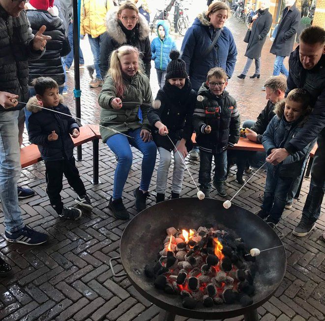 Gezellig je eigen marshmellows roosteren bij de vuuschaal van Restaurant Tiroler Hof