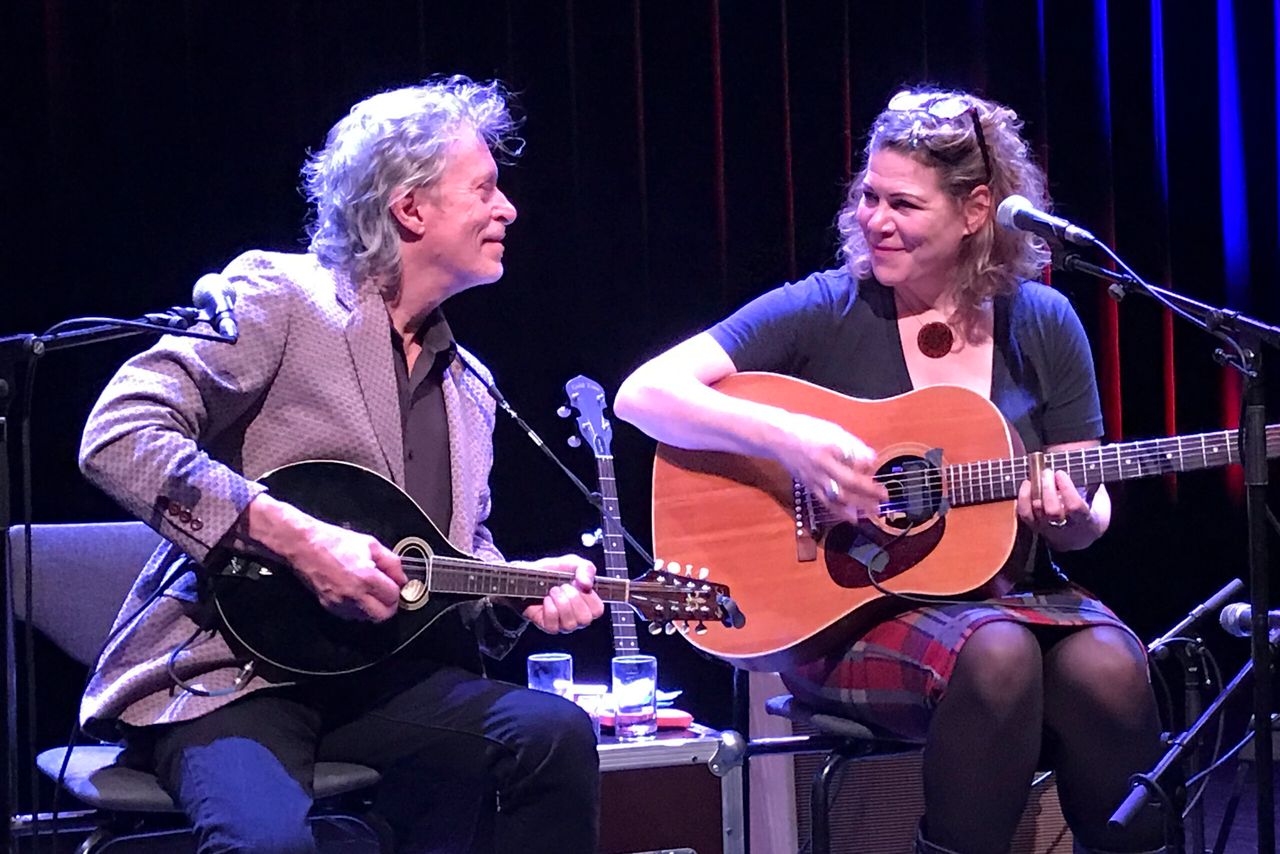 Dayna Kurtz rechts op de foto en Robert Mache links op de foto met een gitaar in hun handen.