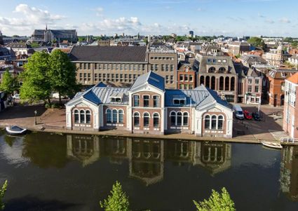 a building on the leiden campus in front of water