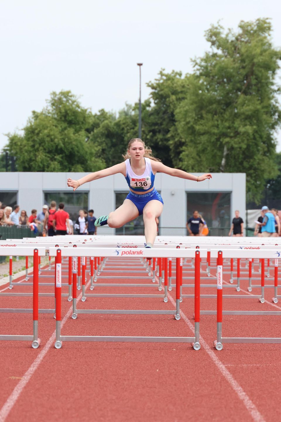 Vrouw die over hordes springt