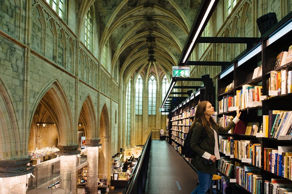 Dominicanen boekhandel Maastricht binnen rekken persoon