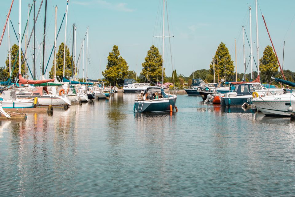 varende boot in haven Nulde