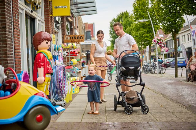 Kind met hoepel in Sniederslaan
