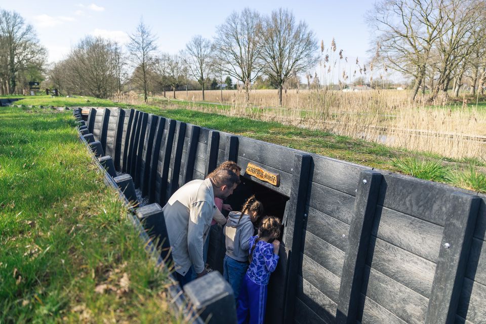 Kinderen met ouders in bewaard loopgraaf bij Grebbelinie in het vizier in Woudenberg.