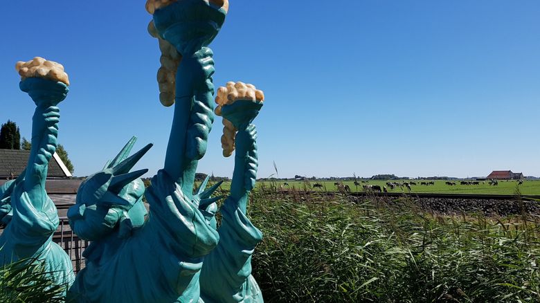 Installatie met drie vrijheidsbeelden