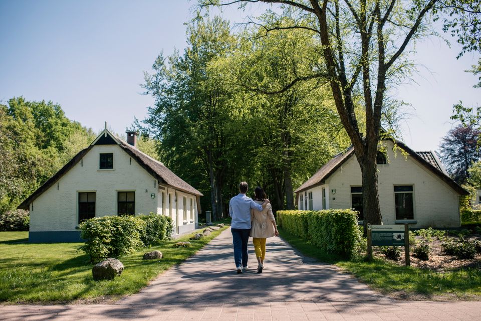 Ein Paar geht an den Kolonialhäusern der 'Maatschappij van Weldadigheid' in Frederiksoord vorbei.