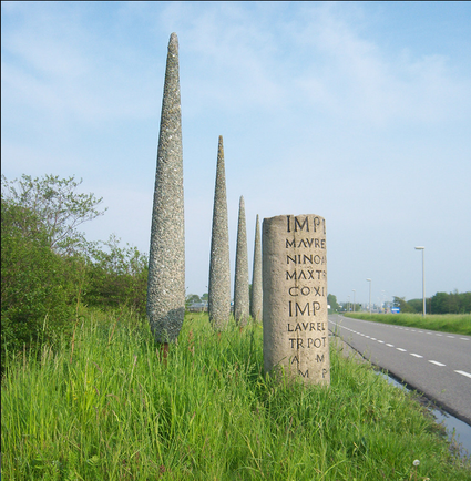 Mijlpaal en gestileerde cipressen