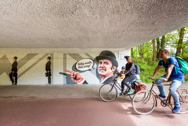 Fietsers in de Silly Walks Tunnel in Eindhoven