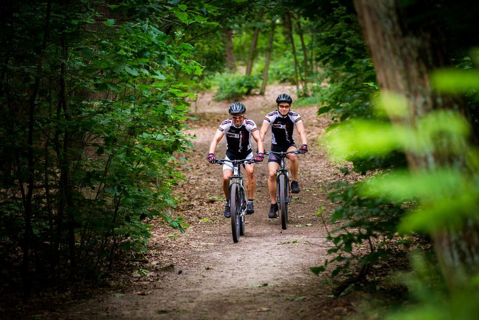 2 mountainbikers tijdens een parcours