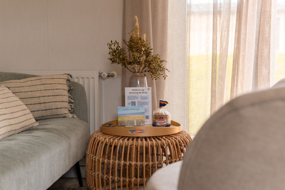 Helles Wohnzimmer in einem 4-Personen-Chalet auf dem Camping De Wulp in Noordwijk