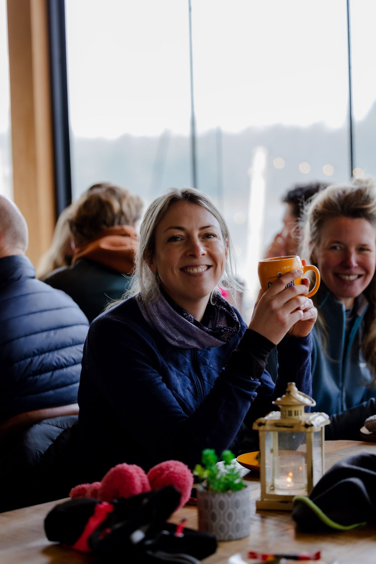 Vrouw met een kop warme chocolademelk in een restaurant.