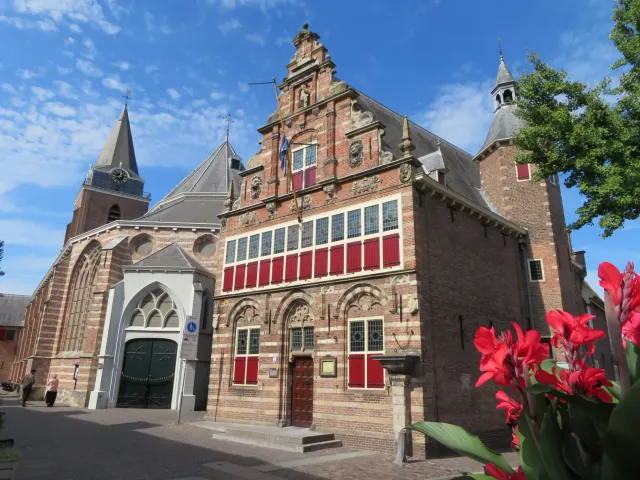 Stadsmuseum Woerden met rode luiken in oude stijl