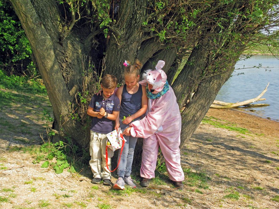 Eenmaal aan wal gaat de paashaas op zoek naar d eeieren met de kinderen en bekijken wat er nog meer in de natuur te vinden is.