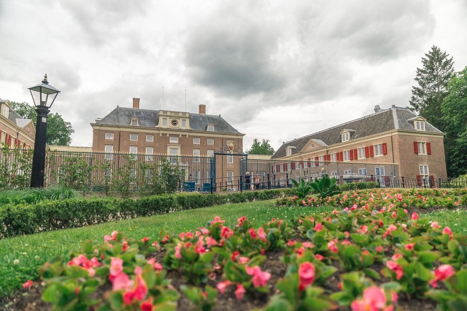 Slot Zeist met roze bloemen op de voorgrond