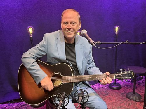 zanger met gitaar