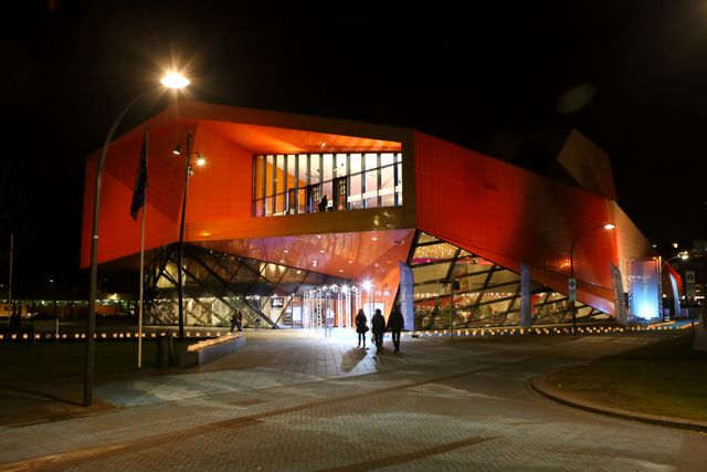 Vooraanzicht AGORA Theater's avonds.