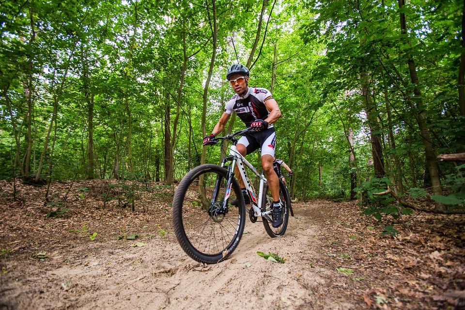 1 mountainbiker tijdens een parcours