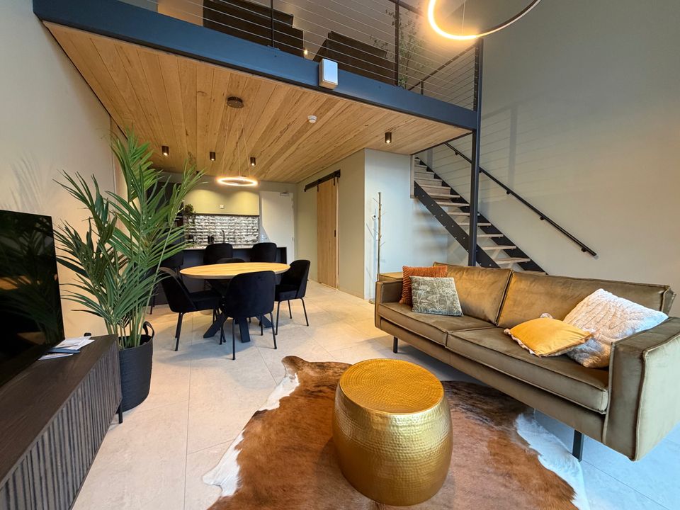 Sfeerbeeld van de moderne woonkamer en keuken van de Luxury Lofts