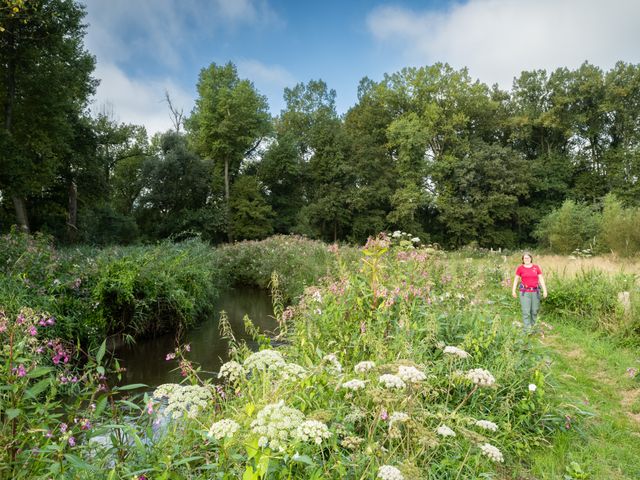 Boswachter ellen aan het lopen door een stuk open bos langs de dommel