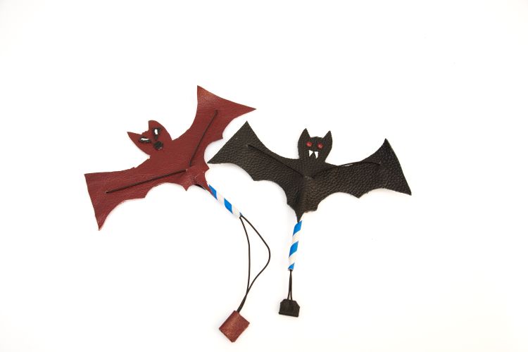 Twee vleermuizen gemaakt van leer voor de kinderworkshop. Met bewegingsmechaniek.