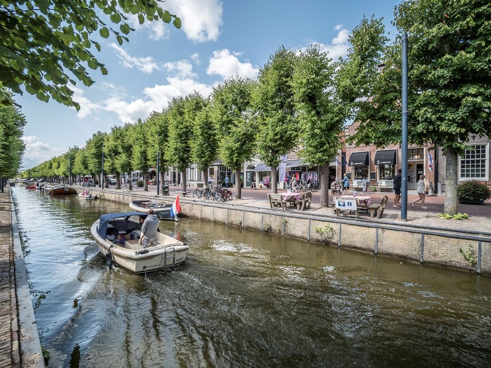 Balk met bootje door de luts