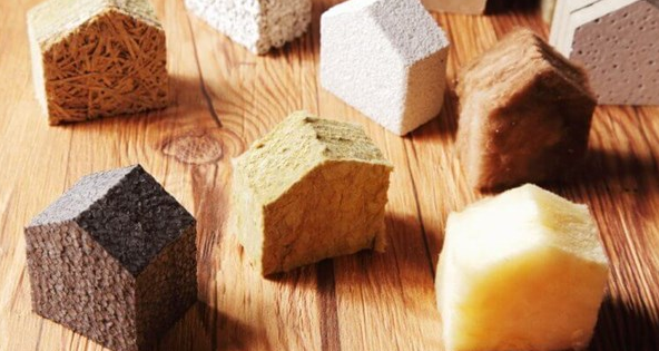 Verschillende soorten huisjes op een tafel